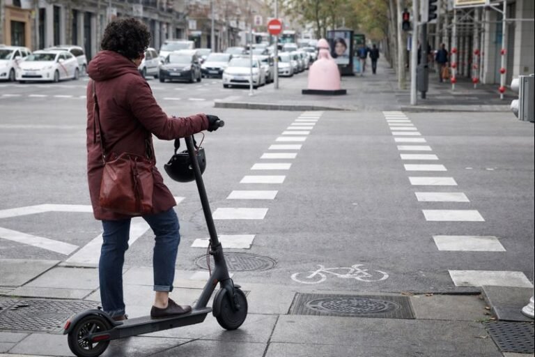 “Persona en patinete eléctrico en ciudad, imagen para noticia de nueva norma DGT desde el 26 de enero”