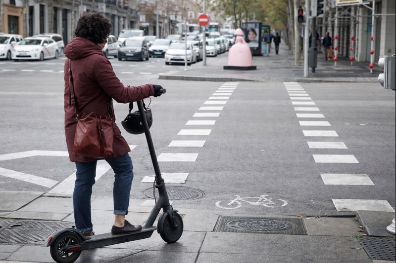 “Persona en patinete eléctrico en ciudad, imagen para noticia de nueva norma DGT desde el 26 de enero”
