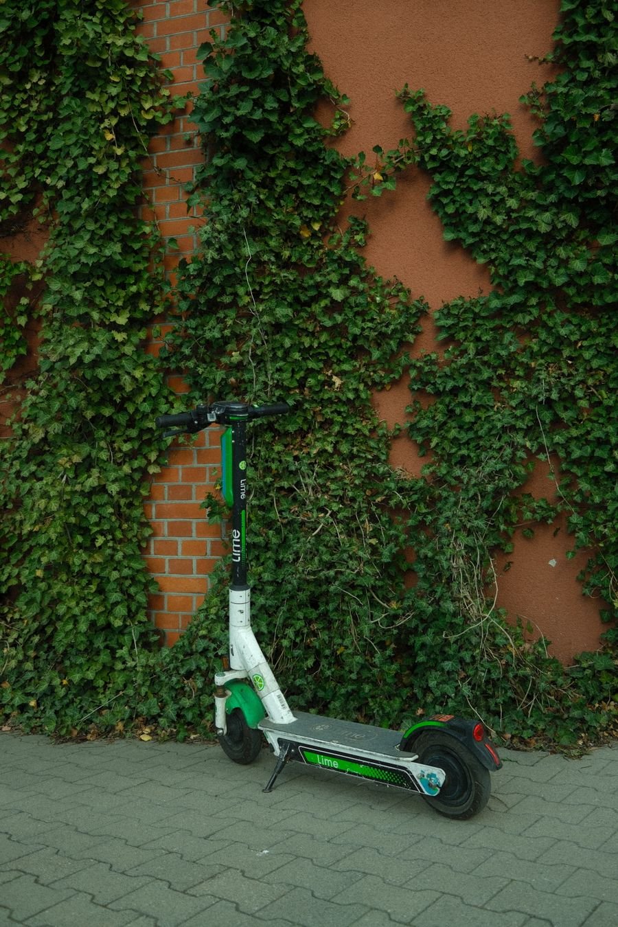 Patinete eléctrico aparcado — lo que no dicen los vendedores sobre homologación DGT