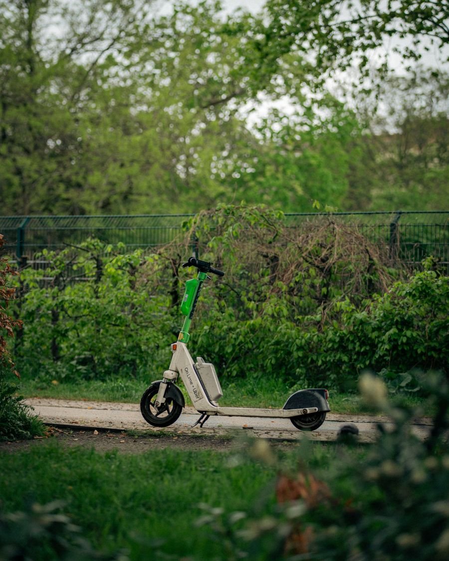 Patinete eléctrico en zona verde — uso responsable para evitar multas