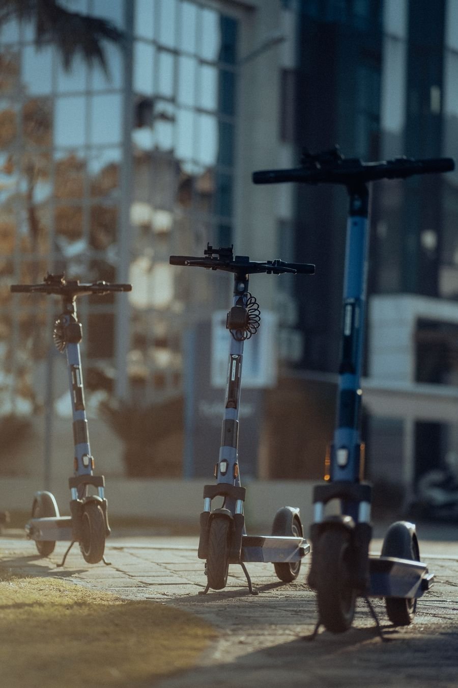 Patinetes eléctricos aparcados en ciudad — obligación de seguro VMP España