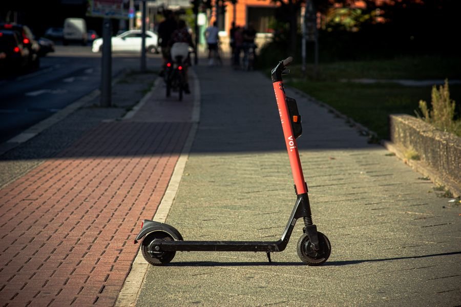 Patinete eléctrico en acera urbana — seguro obligatorio desde 2024